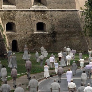 via da roma, girando intorno alle mura